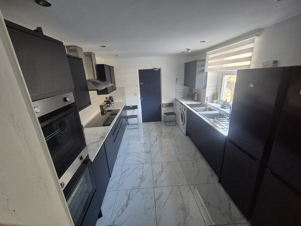 City Centre 6-bed Swansea Getaway