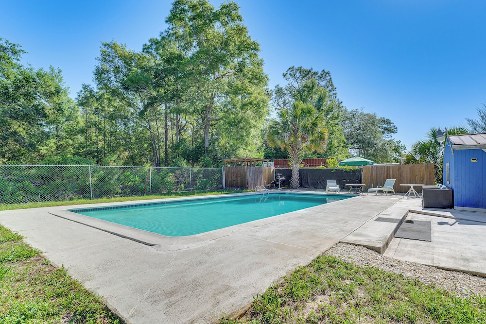 2 Mi to Manatees: Homosassa Home w/ Lanai!