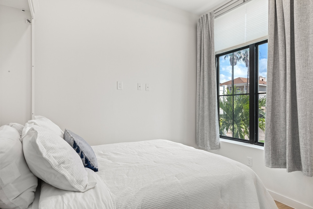 Miramar House, 120 E. Constellation 6 Bedroom Home