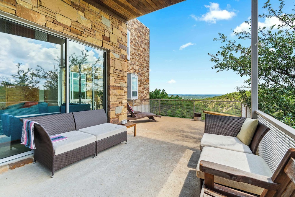 Luxury 4BR Hilltop Retreat Hot Tub & Scenic Views
