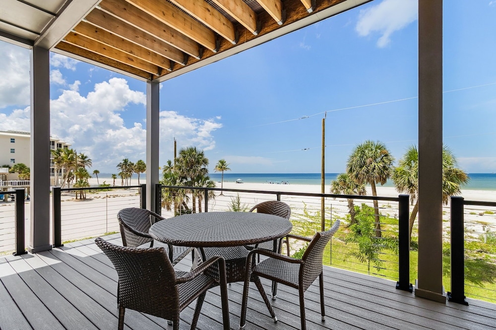 5350 Chasing Sunshine: 5bd/4.5ba Pool Home! 5 Bedroom Home