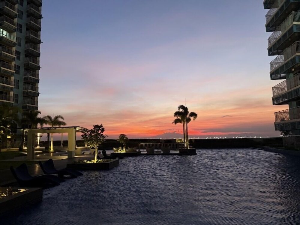 Luxury Penthouse & High-Floor Hotel near City of Dreams, Airport, Okada, and Solaire Casino