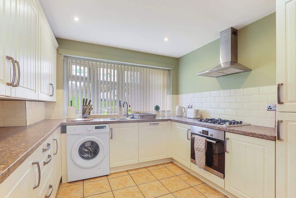 Spacious 4 Bedroom House With Parking