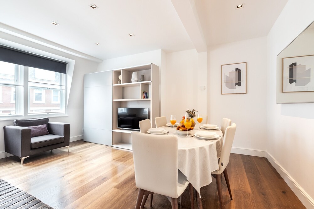 Stylish 2BR 2BA by the Heart of Soho