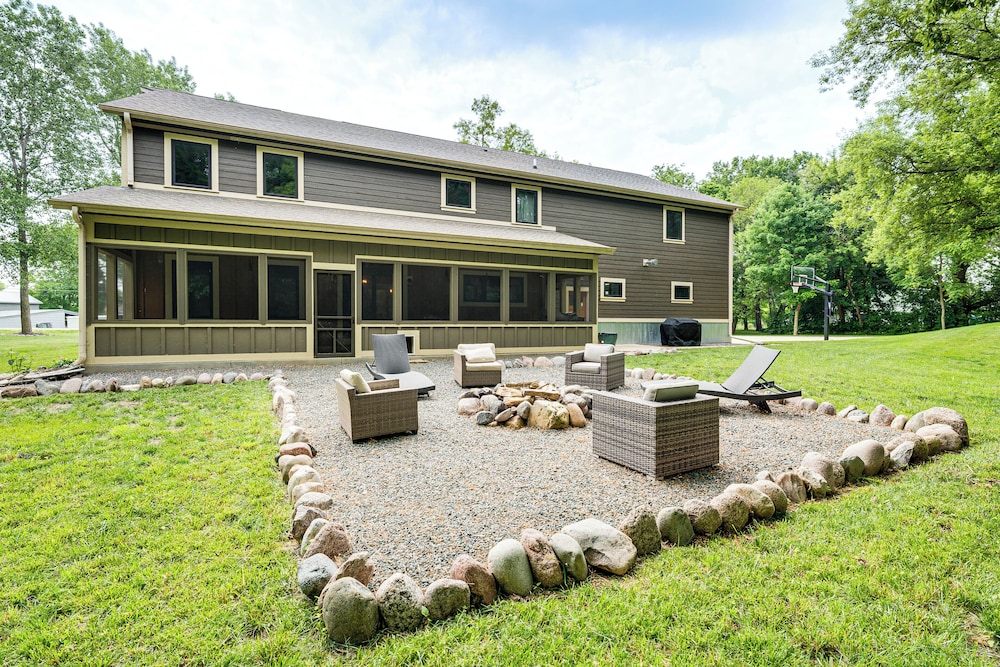 Luxe Barndominium Retreat Near Blue Spring Lake!