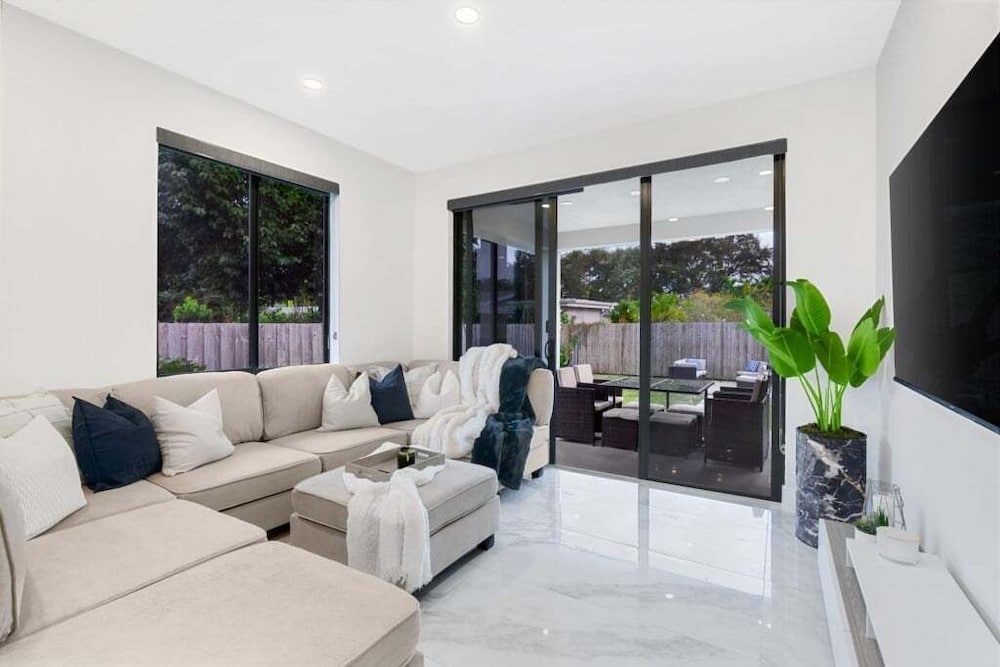 Golden Fox Downtown Pool House 3 Bedroom Home