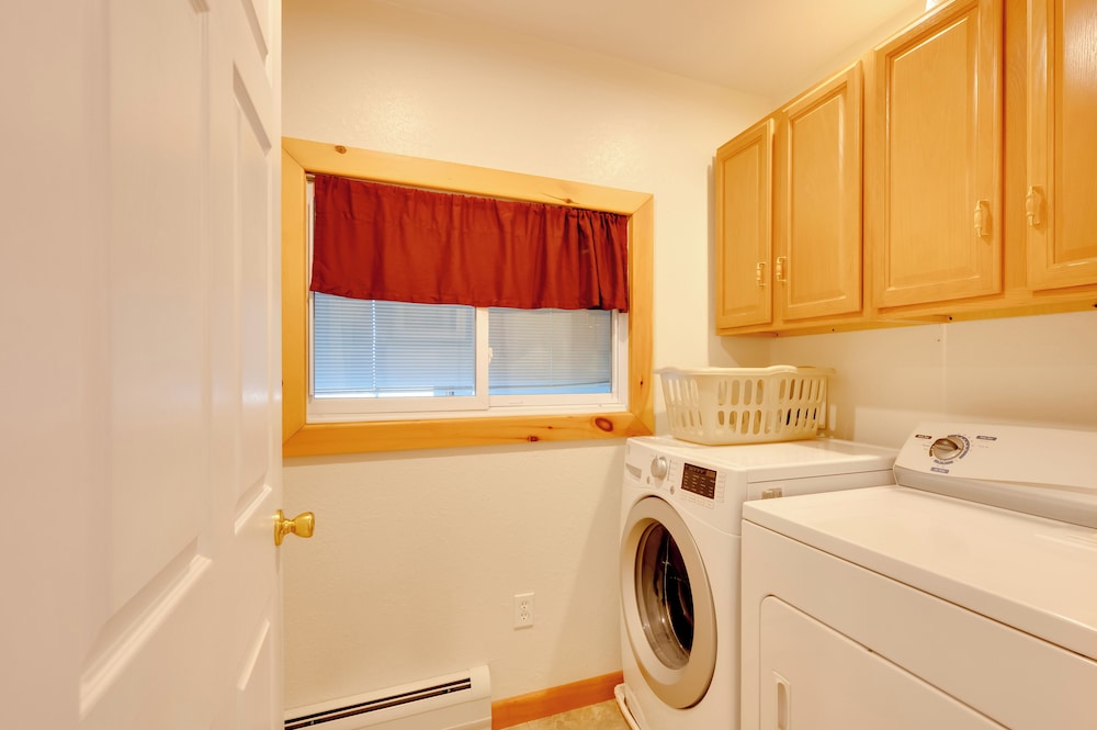 Apartment w/ Balcony & Lake View in Newport!