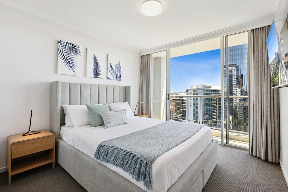 2-bed City Abode With Swimming Pool, Gym & Views