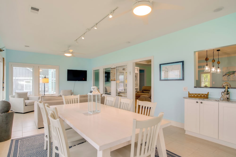 Lakefront Home w/ Hot Tub & Dock in Cross Hill!