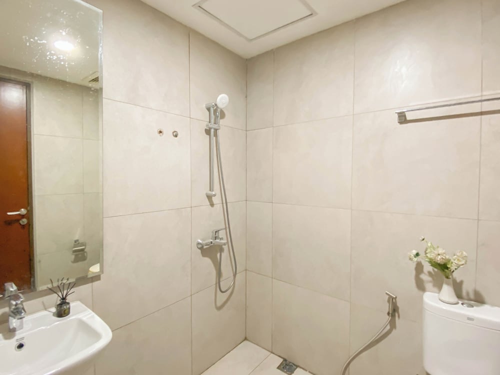 Simply Look And Best Deal 2BR at Pollux Chadstone Apartment
