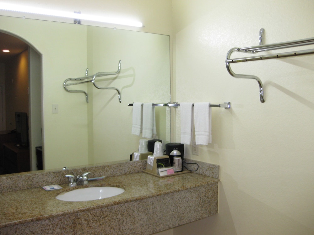 Scottish Inn and Suites