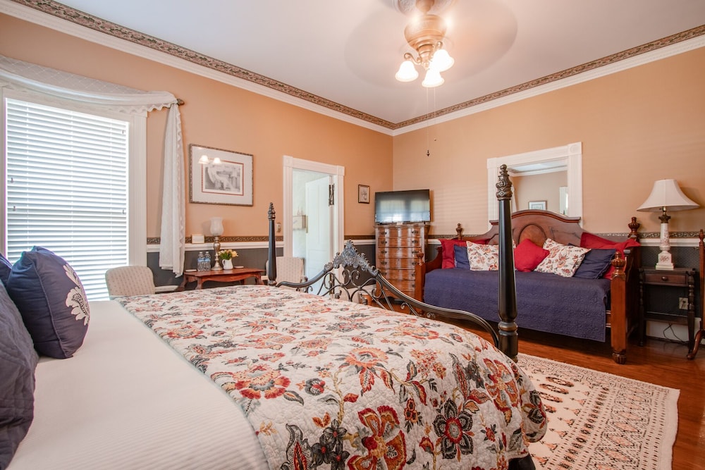 The Oaks Victorian Inn