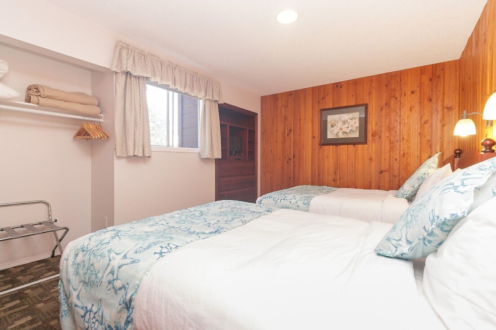 The Cedarwood Inn & Suites