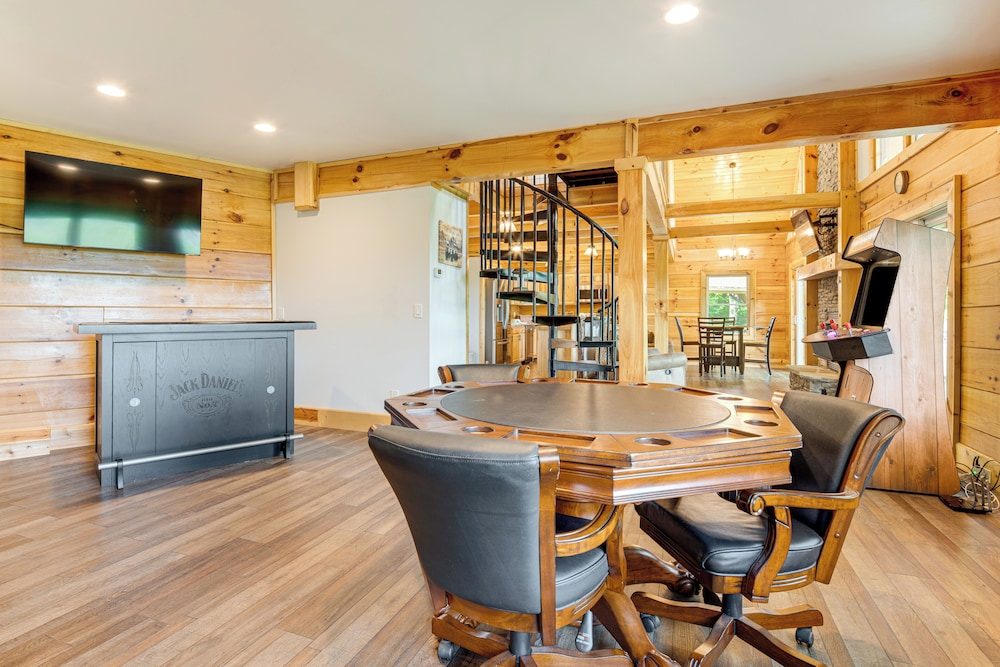 Waynesville Romantic Hideaway w/ Private Hot Tub