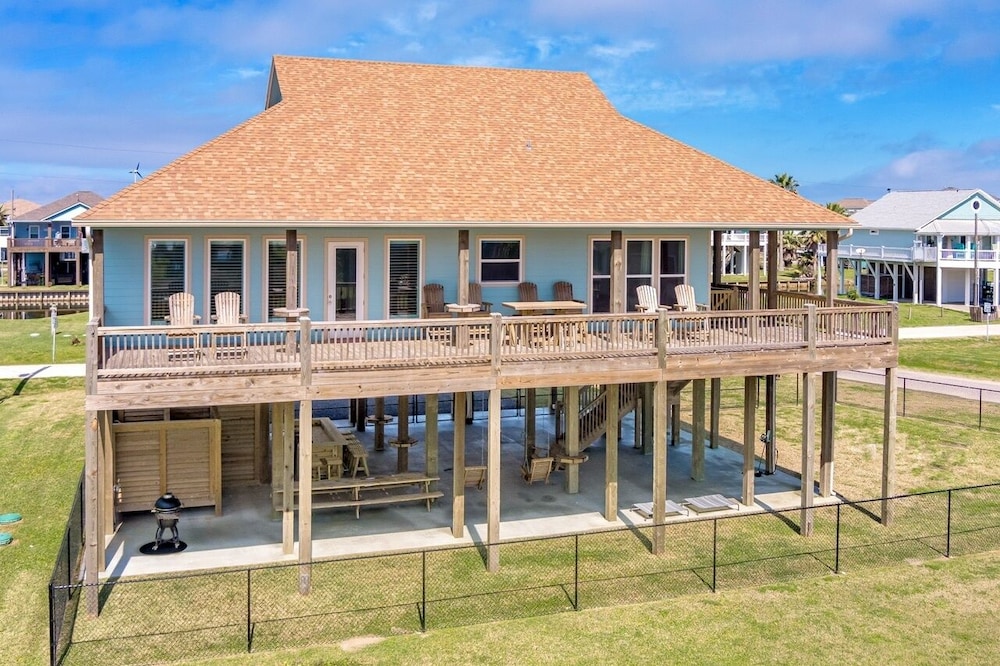Tidewater 4 Bedroom Home by RedAwning
