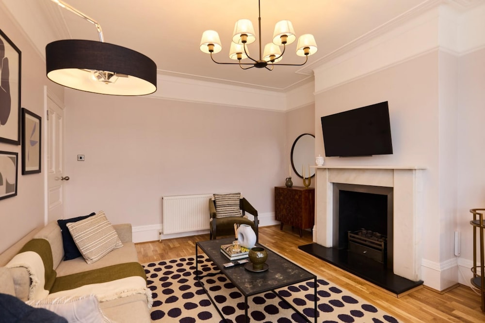 The Cranley Gardens Escape - Spacious 2bdr Flat