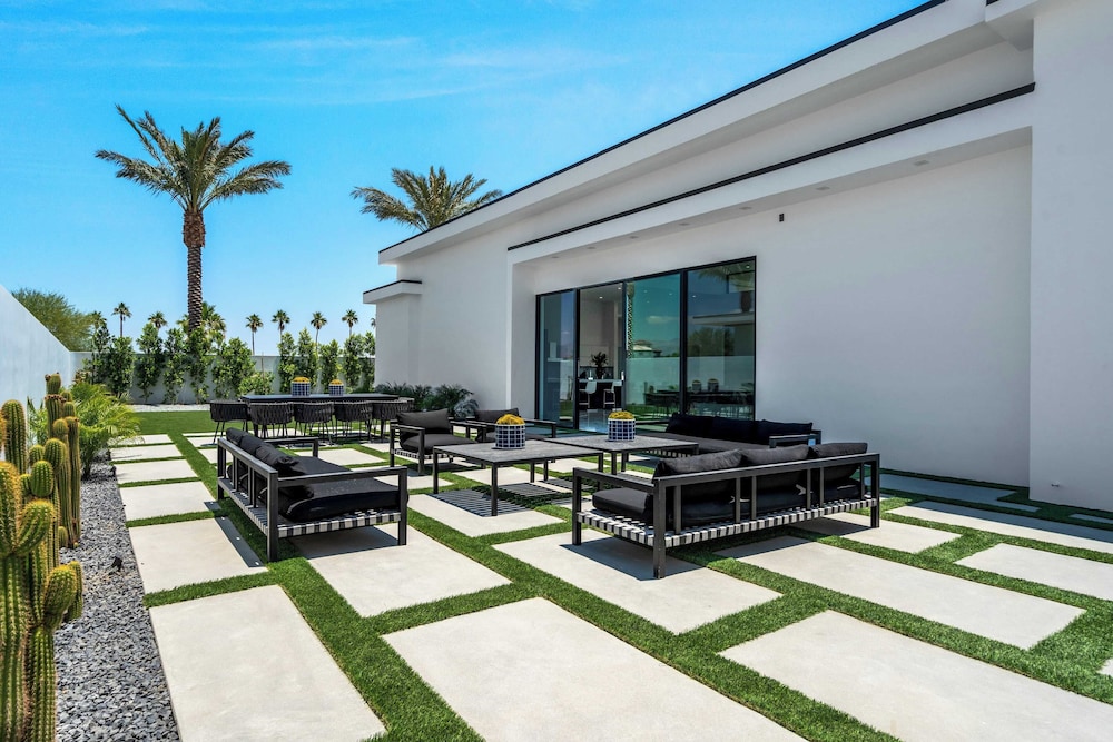 Sleeps 23 Pool, Hot Tub & Putting Green Minutes to Golf & Dining Bravo Villa #7 by Avantstay