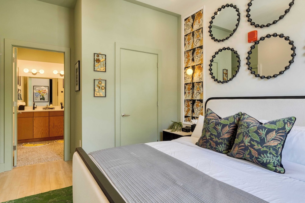 Colorful 4BR w/ Artful Design, Dining & Easy Access to Broadway The Bloom House by Avantstay