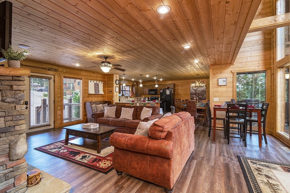 A To Remember - 5 Bedrooms, 5 Baths, Sleeps 18 Cabin by RedAwning