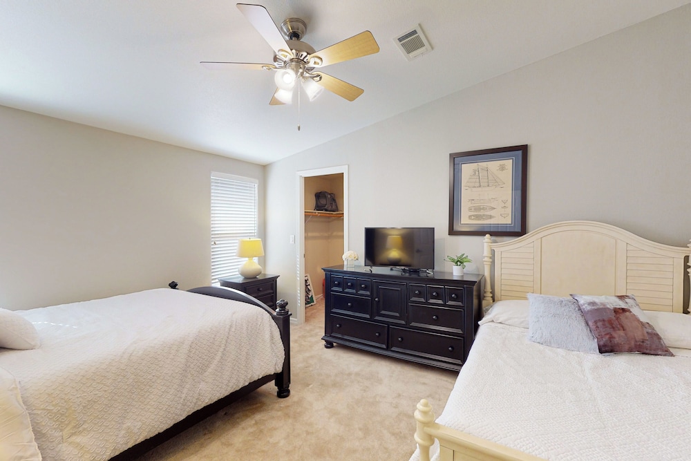 Exclusive 3BR w/ Pool, Hot Tub, W/d, & Clubhouse