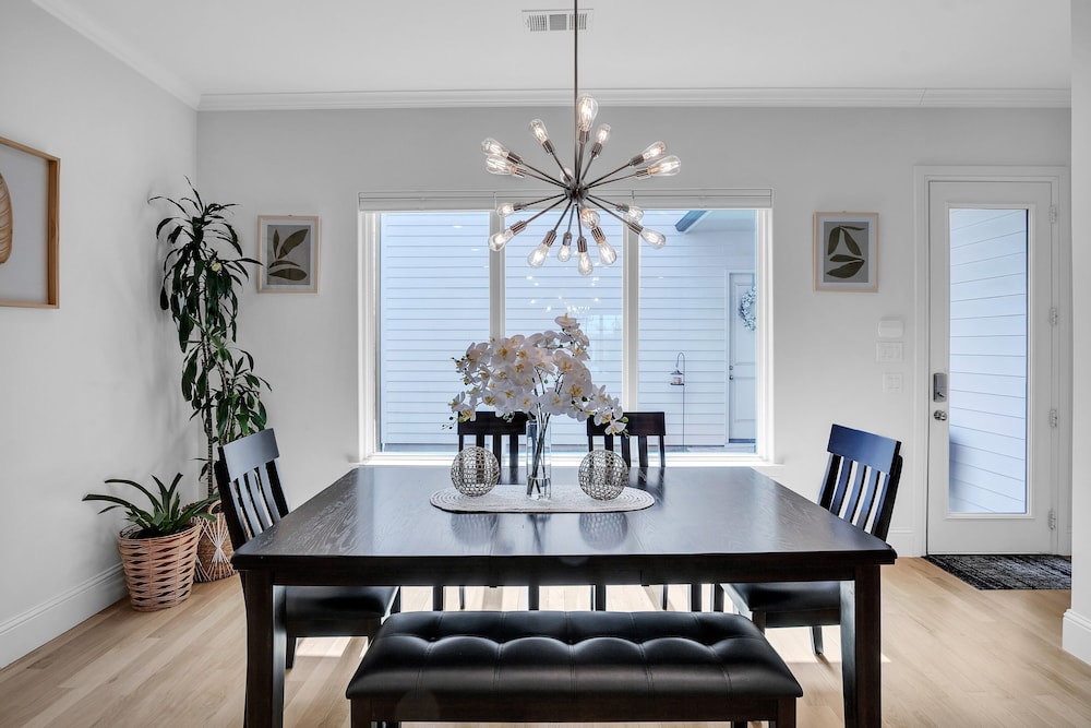 Modern 3br In Bishop Arts Walk To Shops & Dining 3 Bedroom Duplex