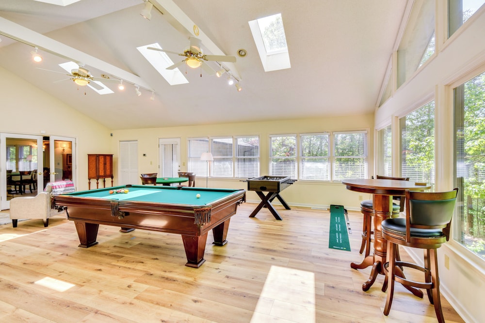 Deck & Game Room: Mountaintop Hideaway in Tiger!
