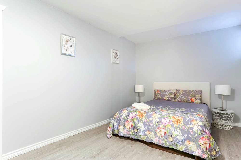 Family Home-Metrotown by Elevate Rooms - Image 5