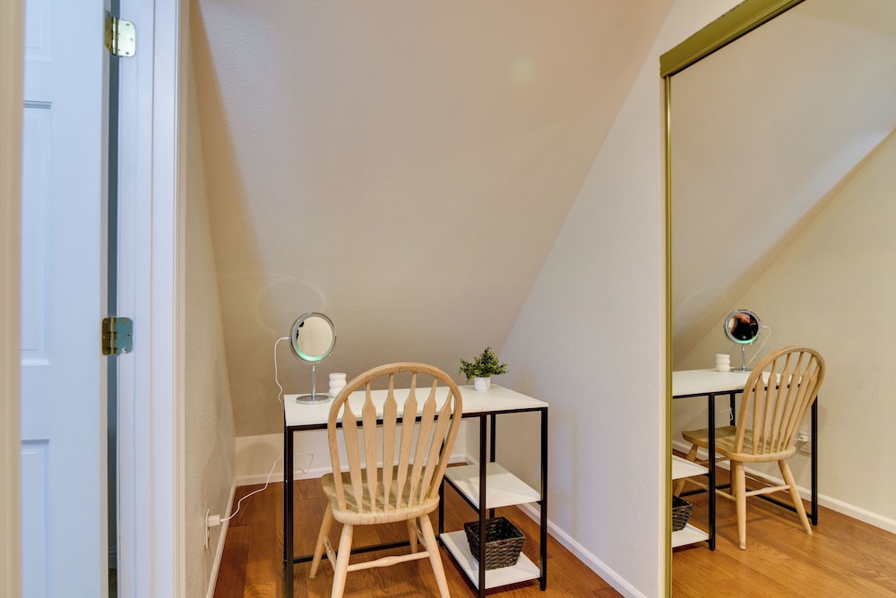 < 1 Mi to Moda Center: Walkable Portland Retreat!
