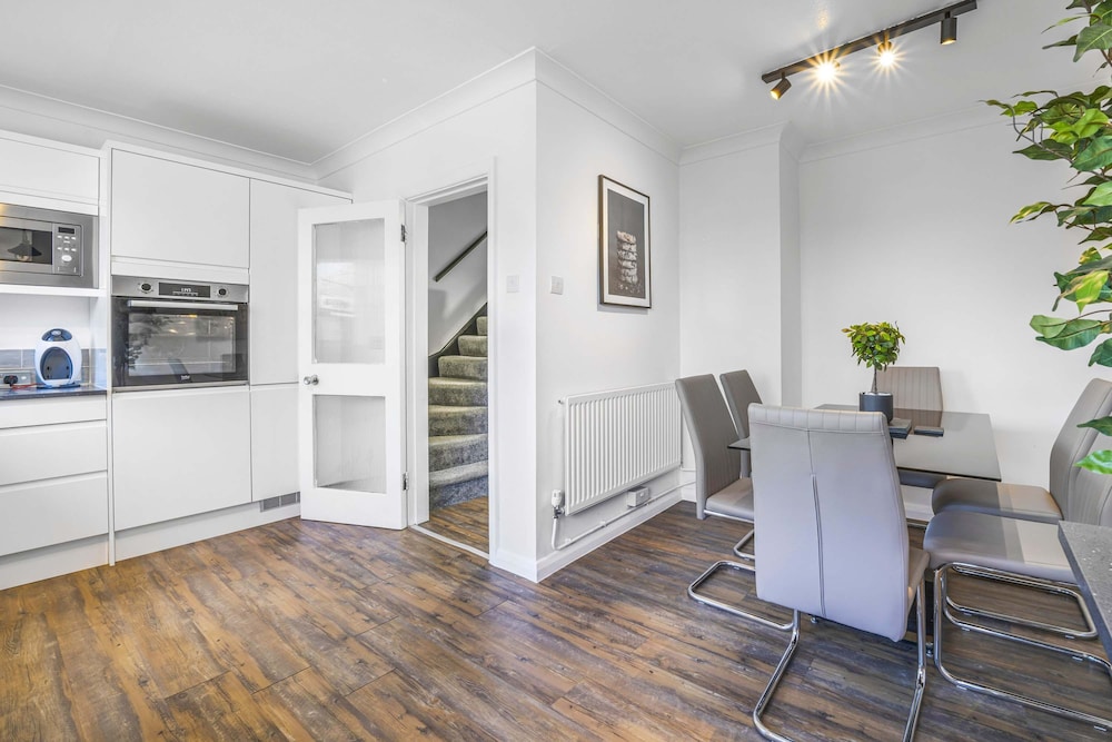 Elegant 4BR House Near City Centre Angus Suites