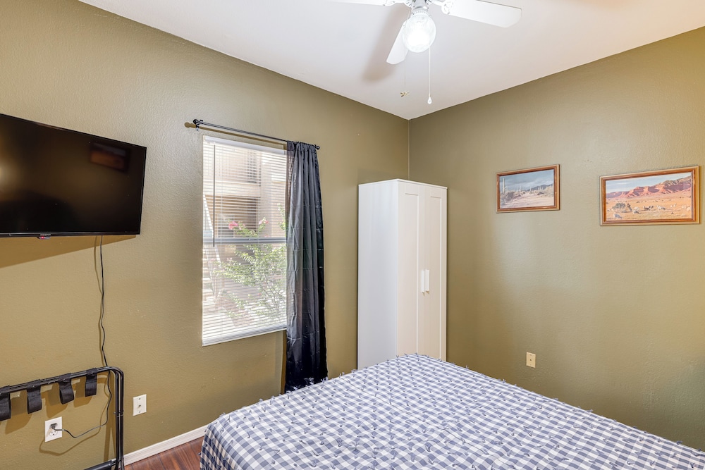 Near Hiking: Condo w/ Pool & Tennis in Phoenix!