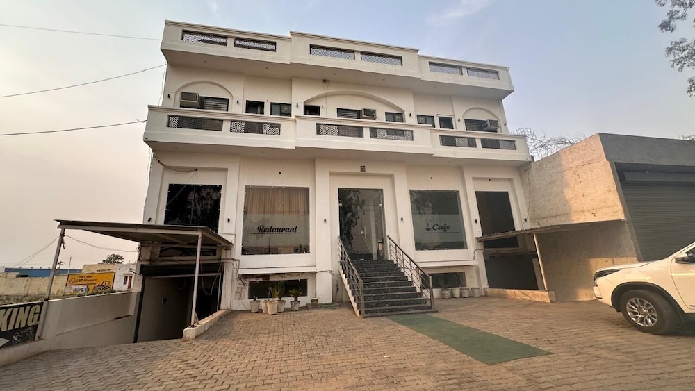 Sapphire Hotel & Banquet
