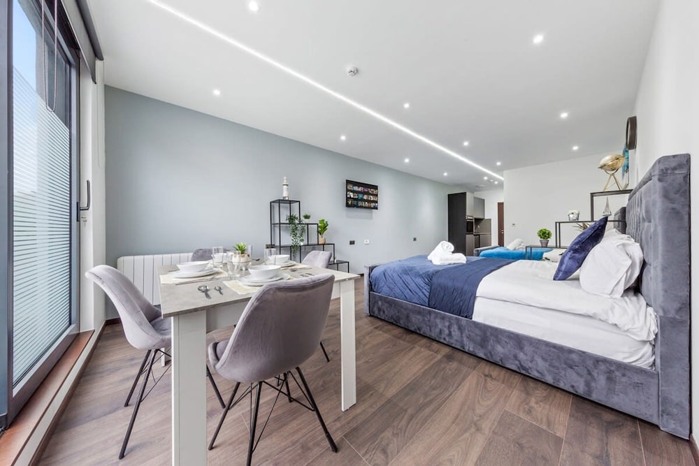 Modern Spacious Sleeps 4 Studio Golders Green