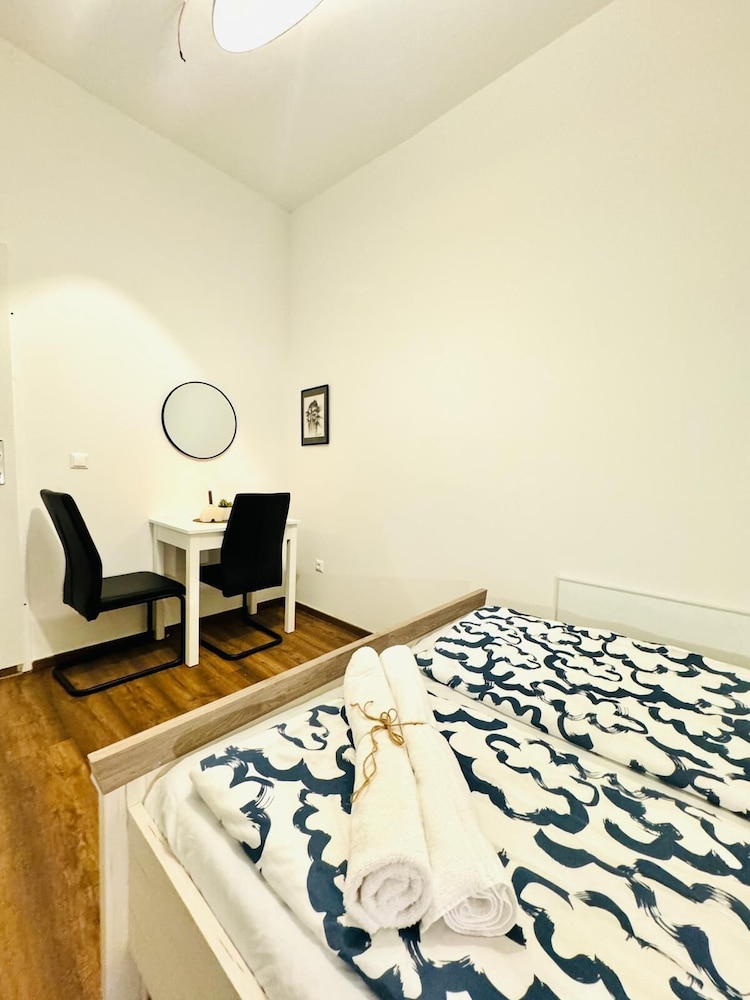 5BR Apt For 10 Walk to Kaufpark Alterlaa
