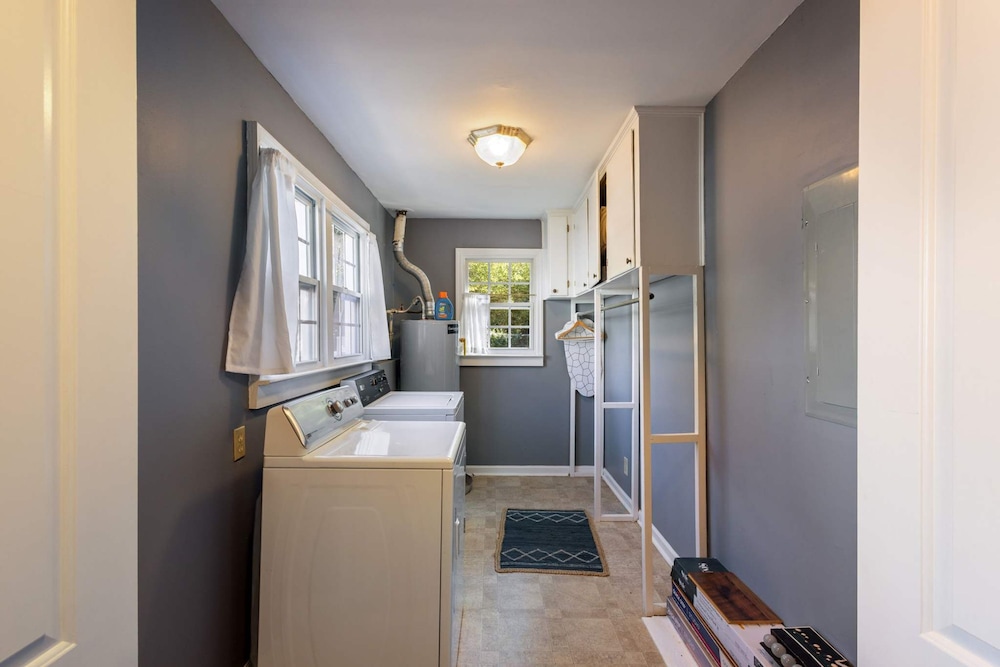 Hot Tub BBQ Retreat Spacious Backyard Pet-friendly
