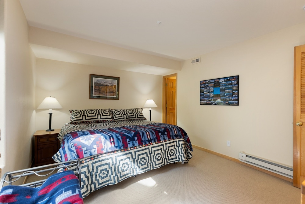1952 Northstar 3 Bedroom Townhouse by RedAwning view 2