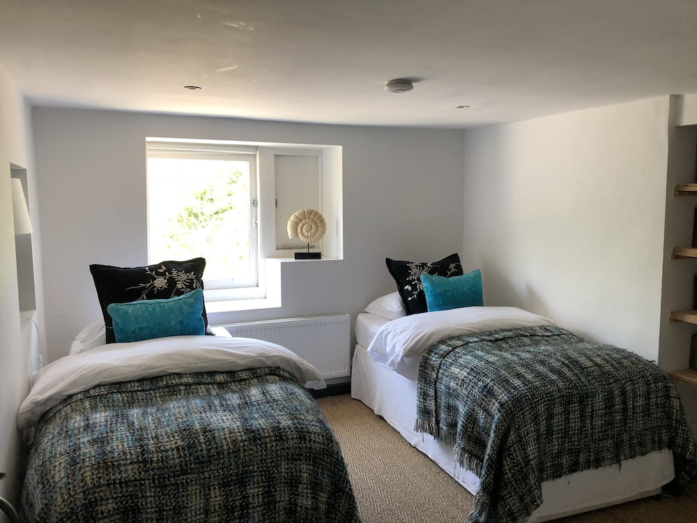 Large Boutique Holiday House With hot tub Near Bath view 4