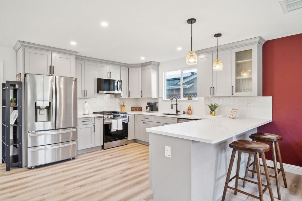 Cozy Home With Hot Tub Family-friendly Yard 5 Bedroom Home