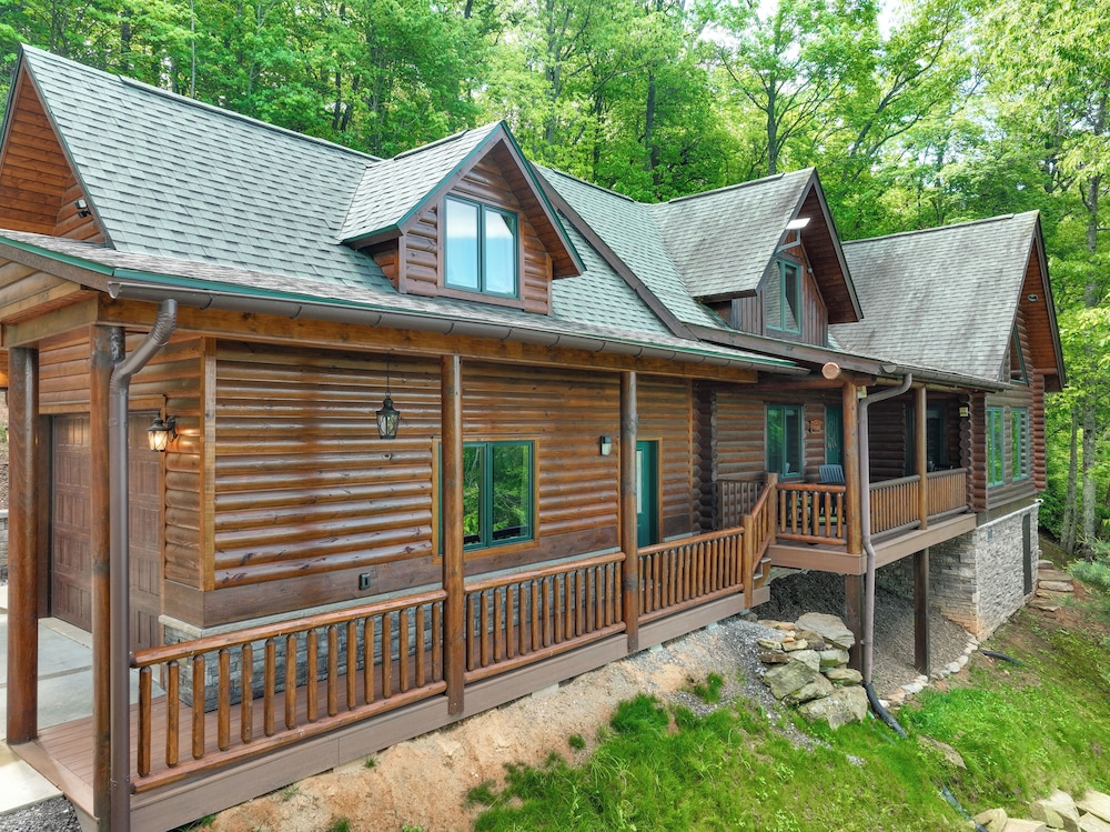 Sunset & Mountain Views: Scenic Sylva Log Cabin! view 3