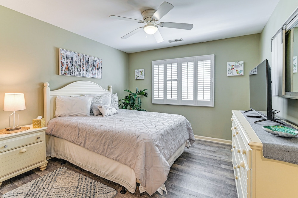 Walk to Ocean: Condo w/ Balcony in Myrtle Beach!