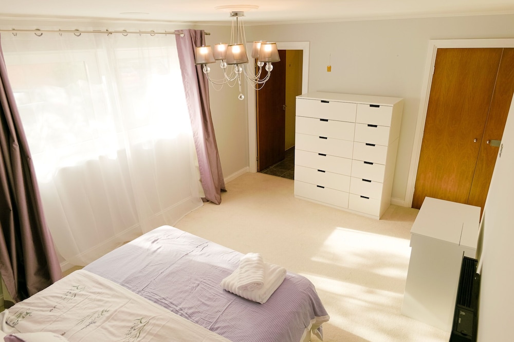 Stunning Holiday Stay With Free Gym and Parking view 4