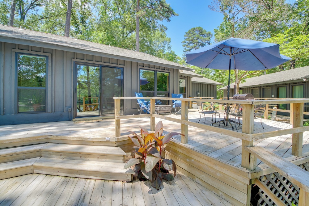 Secluded Lake Hamilton Access: Hot Springs Home