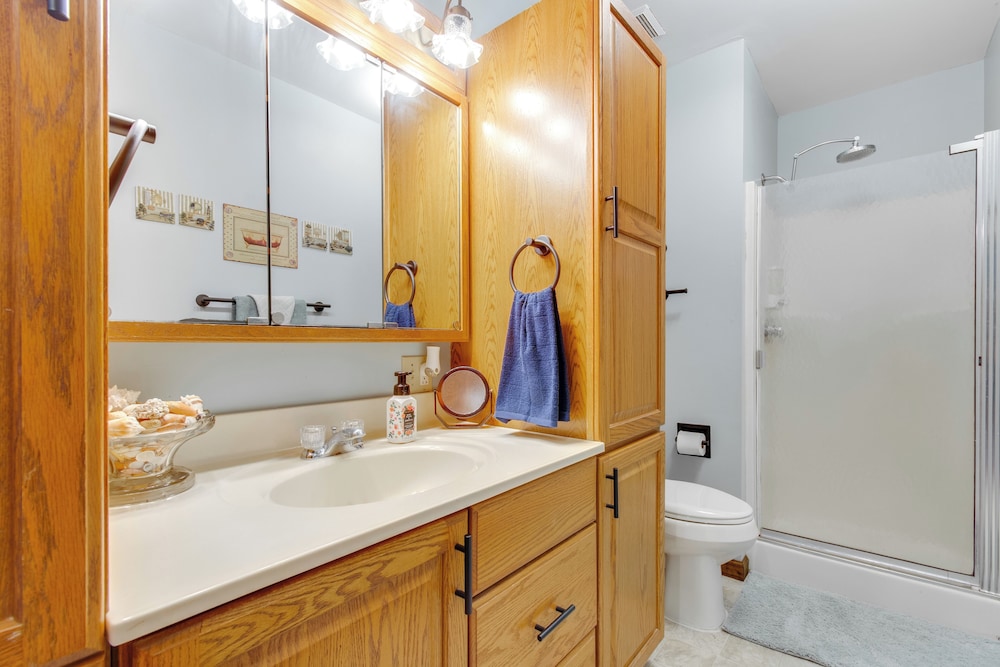 9 Mi to Downtown Rushville: Cozy Getaway w/ Grill