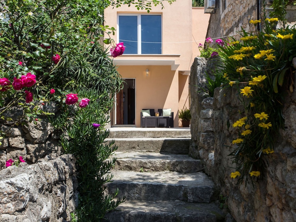 Studio Maro - Studio Apartment With Terrace
