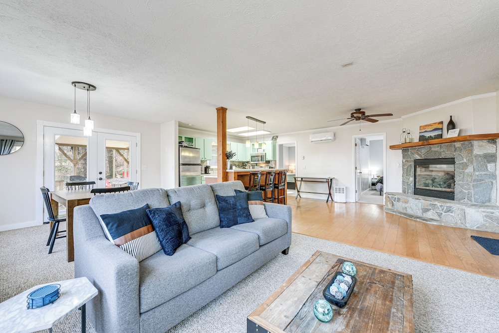 Hot Tub & Mountain Views: Waynesville Retreat!