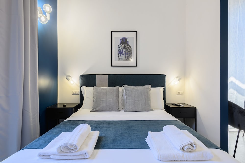 Into Mann in Naples With 5 Bedrooms and 5 Bathrooms