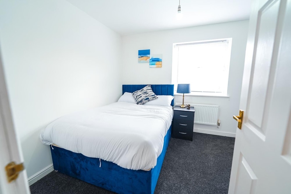 4 Bed House - Sleeps 8 - Garden - Parking - Wifi