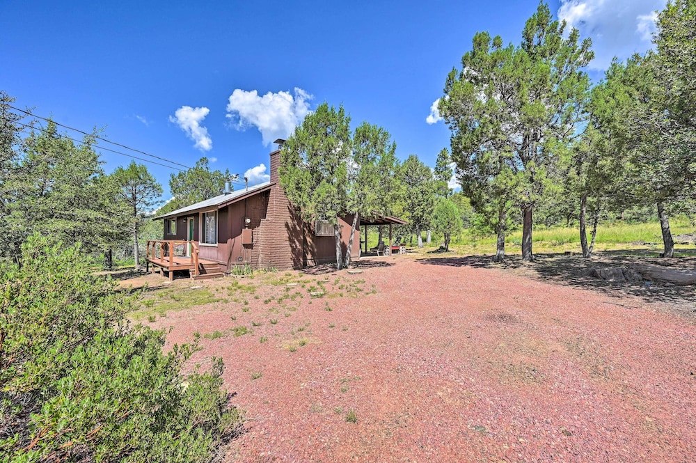 Peaceful Strawberry Cabin: Fire Pit & Hot Tub