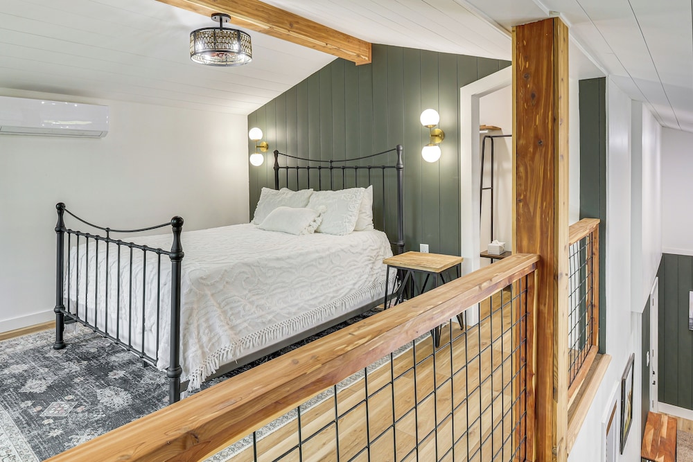 Luxe Stable Suite: Farm Stay in Lebanon!