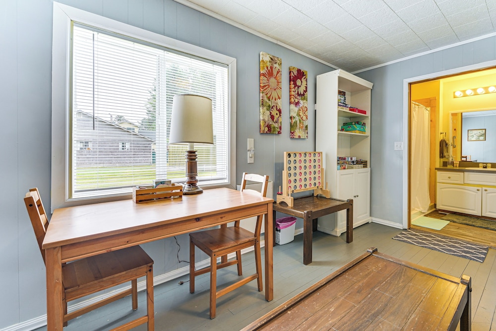 Walk to Beach: Charming Home - 3 Mi to Seabrook