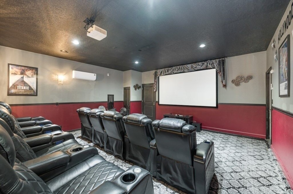 9 Bed Pool, Spa, Movie Room & Game Room! 9 Bedroom Home by RedAwning